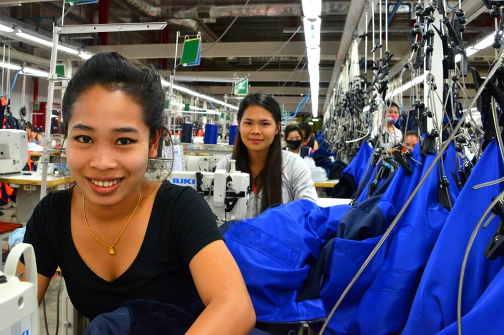 Produkterne tager form-seamstress-Laos