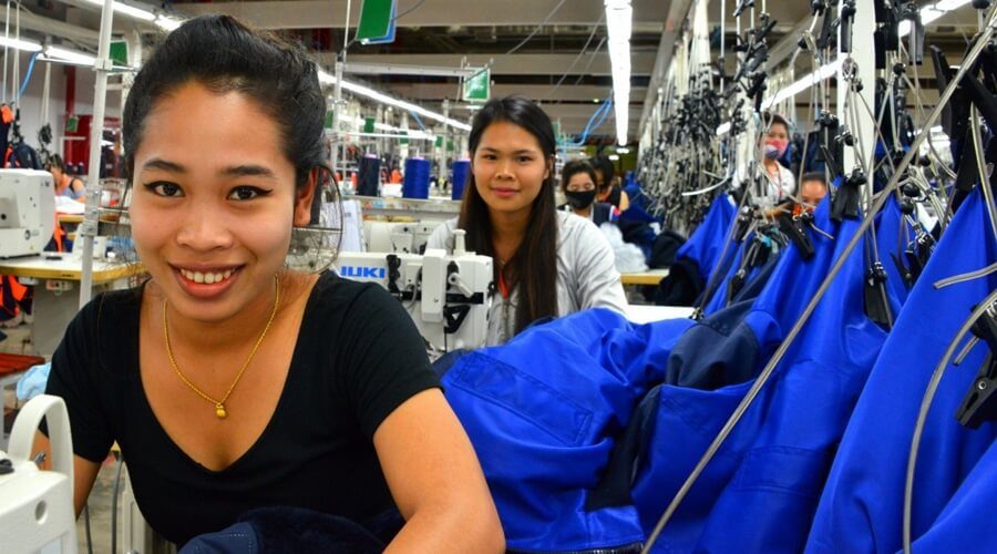 Woman -&nbsp;Elke naaister is gespecialiseerd in een bepaald onderdeel dat ze perfect beheerst. Op deze manier verloopt de productie het meest efficiënt en met de minste kans op fouten.