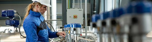 Man_and_woman_mascot_workwear_accelerate