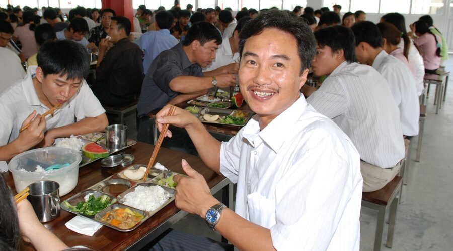 People-eating-lunch-smiling&nbsp; |&nbsp;Egen fabrikk i Vietnam: